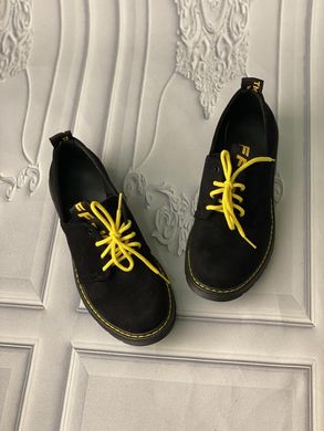 Чорні туфлі з натуральної замші з жовтими шнурками