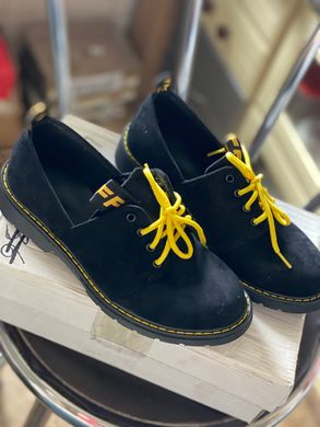 Черные туфли из натуральной замши с желтыми шнурками