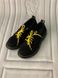 Черные туфли из натуральной замши с желтыми шнурками