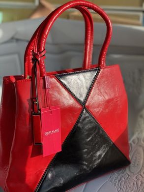 Яркая красная удобная женская сумка