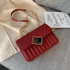 Червона стильна сумка на цепочці