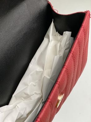 Красная стильная сумка на цепочке