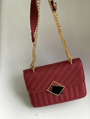 Красная стильная сумка на цепочке