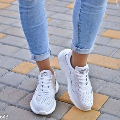 Білі жіночі кросівки із натуральної шкіри