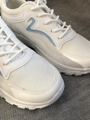 Білі легкі жіночі кросівки з сіточкою