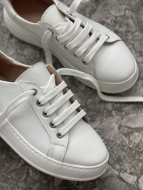 Жіночі білі кросівки з натуральної шкіри.