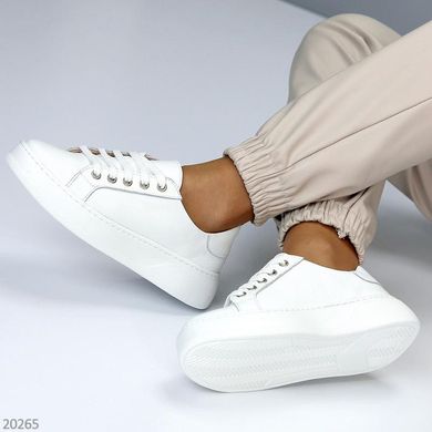 Жіночі білі кросівки з натуральної шкіри.