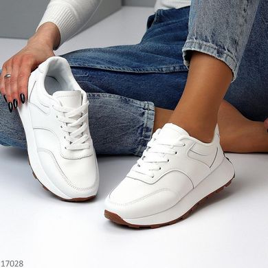 Белые женские кроссовки из натуральной кожи.