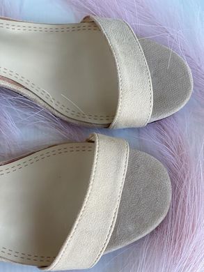 Босоножки из эко замши молочного цвета на каблуке с тонким ремешком