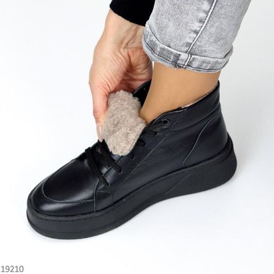 Зимние ботинки из натуральной кожи на меху черного цвета.