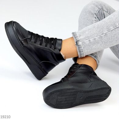 Зимние ботинки из натуральной кожи на меху черного цвета.