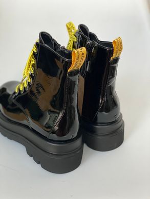Чорні черевики лаковані з жовтими шнурками демі