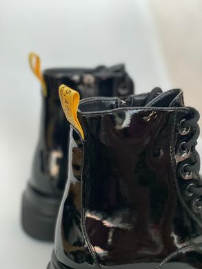 Черные ботинки лакированные с желтыми деми шнурками.