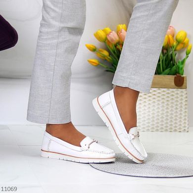 Белые туфли лоферы из натуральной кожи с пряжкой
