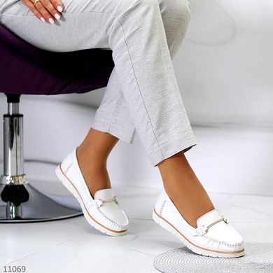 Белые туфли лоферы из натуральной кожи с пряжкой