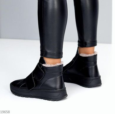 Зимові черевики із натуральної шкіри на хутрі чорного кольору на липучках