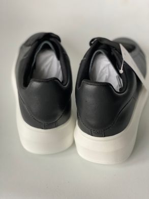 Черные кроссовки, кеды из натуральной кожи на белой подошве.
