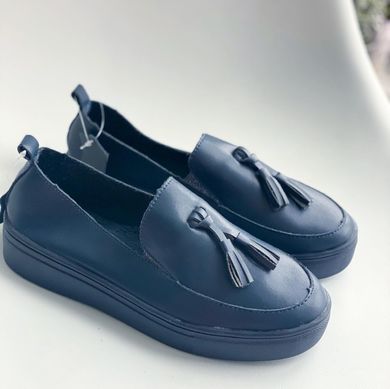 Синие туфли лоферы из натуральной кожи с китицами